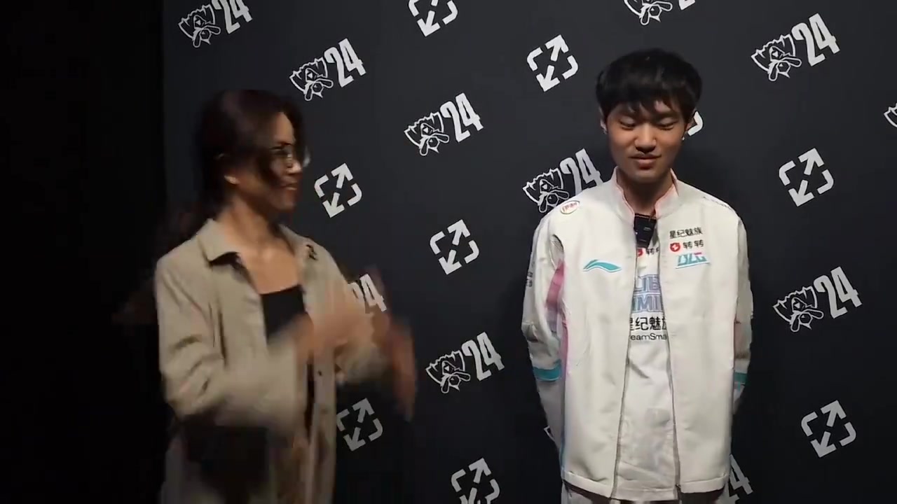 被拉扯麻了！Ashley Kang：我想收回麥克風(fēng)，knight以為我想碰拳