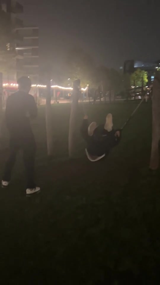 很輕松??！BLG分享倫敦S14決賽花絮：Bin、ON、Xun在玩蕩秋千??