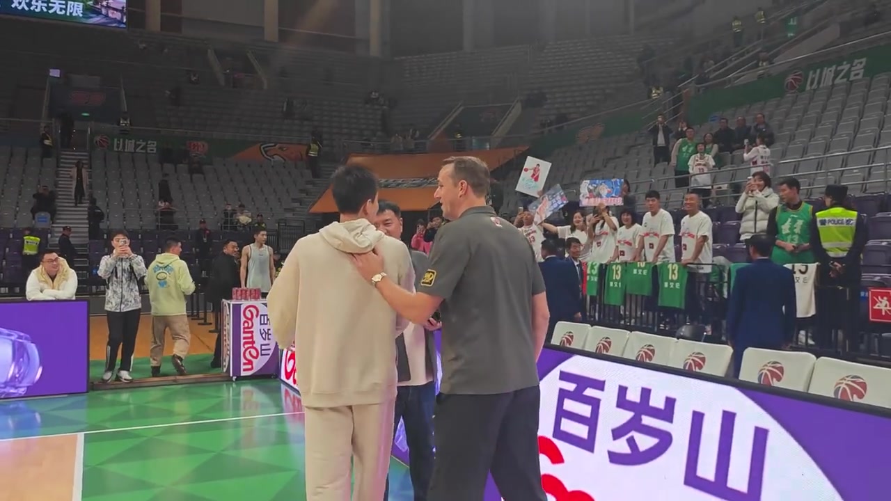 歡迎回家！郭艾倫早早來到球場 與遼寧球迷相互致意