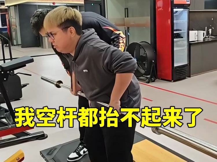 新賽道！死亡宣告特訓AJ健身鍛煉 結果尖勾快連空桿都抬不起來了