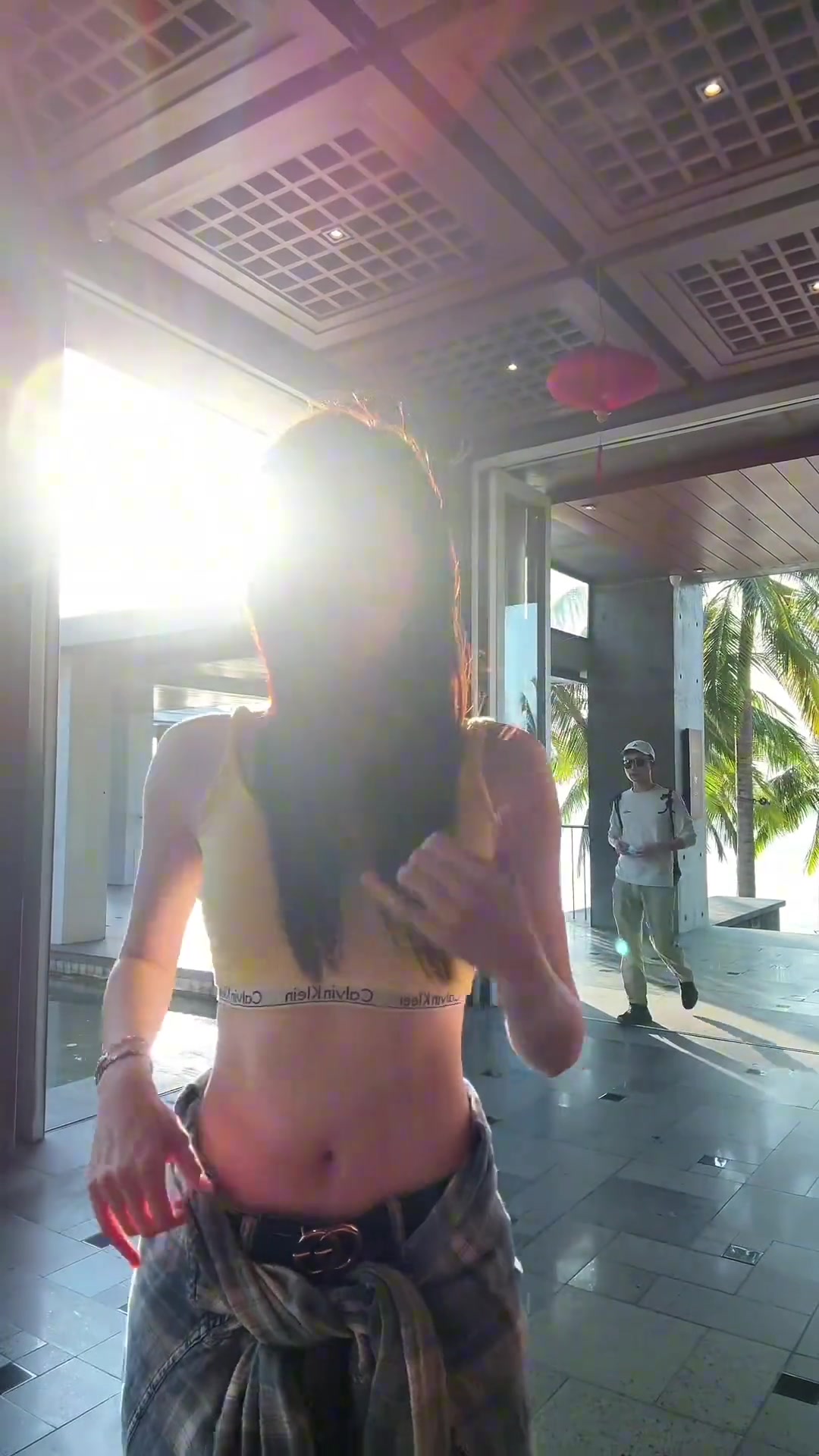 無畏契約主持人唯嘉分享熱舞視頻：海邊偷偷摸摸舞一曲