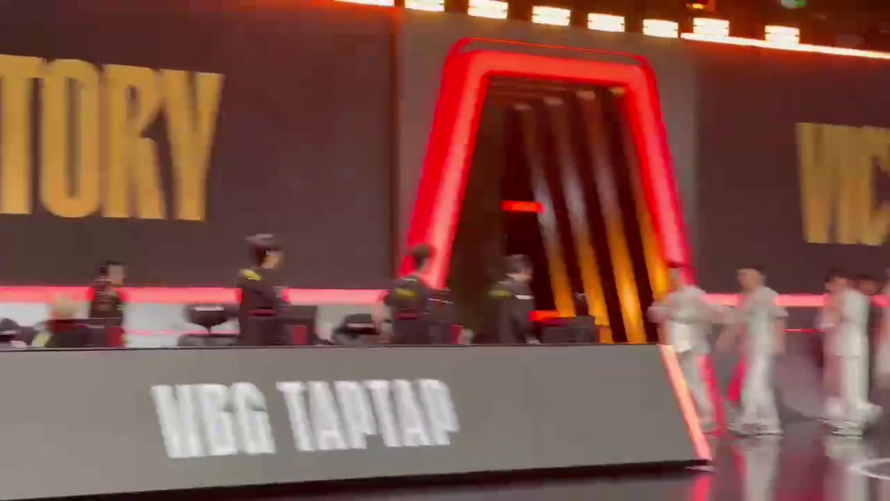 臺(tái)上毫無(wú)波瀾 臺(tái)下全體歡呼！Doinb和Tian碰拳 場(chǎng)下高聲歡呼